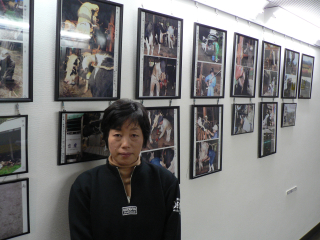 「牛屋のおばちゃんの写真展」を開いた鍛代明子さん